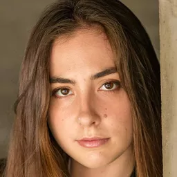 Alix Villaret 飾演 Lydie