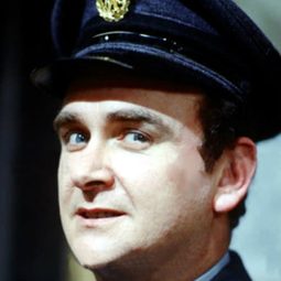 Tony Selby - My Summer With Des演員 飾演Barman