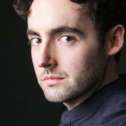 Anton Tweedale 飾演 Singer 2