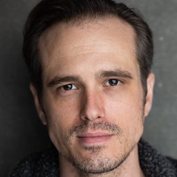 Daniel Baldock 飾演 Grant