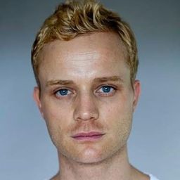 Lucas Hansen 飾演 Ian