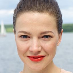 漢娜·荷絲普隆 飾演 Marie