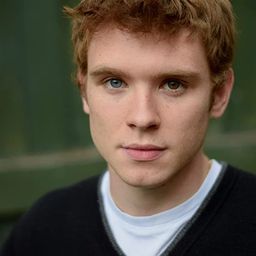 Oscar Morgan 飾演 Young Alexander