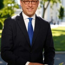 Jonathan Karl 飾演 Self