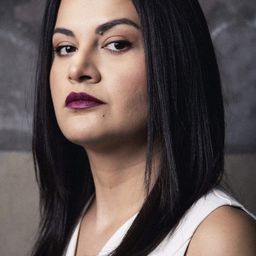 Alejandra Corman 飾演 Compañera Editorial Revista