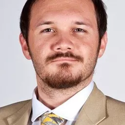 丹尼茲斯利洛魯 飾演 Yüzbaşı Faruk