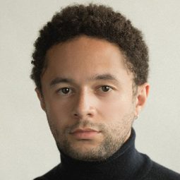 Michael Abubakar 飾演 