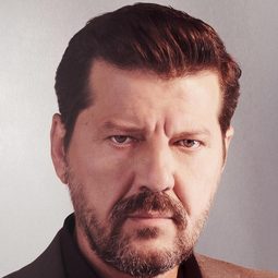 伊克·亞克蘇姆 飾演 Kudret Taşyumruk