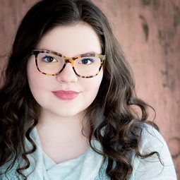 Marlowe Peyton 飾演 Lisa