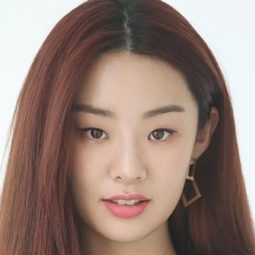 史蒂芬妮·李 飾演 Jenny