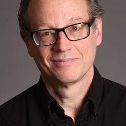 Lawrence Arancio 飾演 Train Conductor