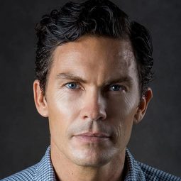 Tim McDonald - 非禮勿視演員 飾演Officer 1