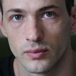 István Téglás 飾演 Luca Plătici