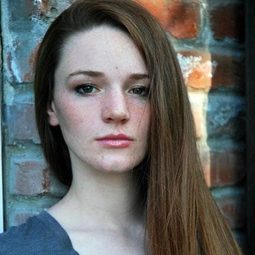 Holliston Coleman - 節日歡歌演員 飾演Lily