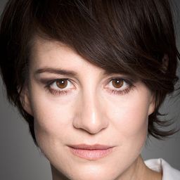 瑪嘉·歐斯塔澤斯卡 飾演 Julia