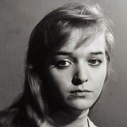 Elina Salo 飾演 Dock Clerk