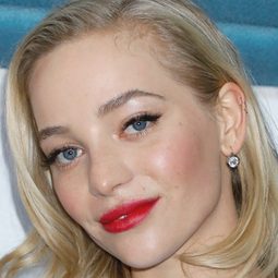 Maggie Nixon 飾演 Copa Coat Check Girl