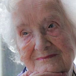 Margaret Towner 飾演 Edna