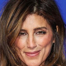 珍妮佛·艾斯波西多 飾演 Lucy