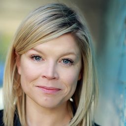 Emma Davidson 飾演 Agressive Women