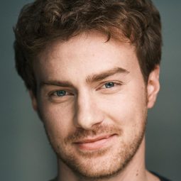 Matthew Barnes 飾演 Declan Martino