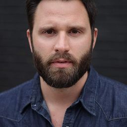 Quincy Dunn-Baker 飾演 Travis