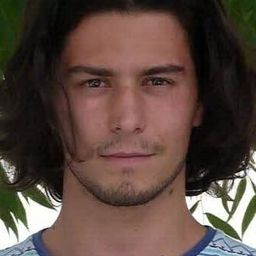 Marius Jacquot 飾演 Rock band bassist