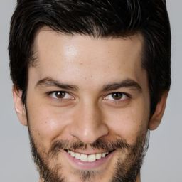 Onur Özaydın 飾演 