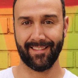 Andrés Estrada 飾演 Javier