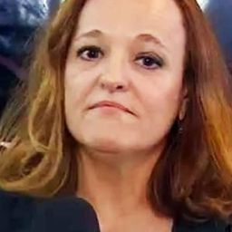 Luz Palazón 飾演 Renata