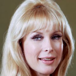 巴巴拉伊甸 飾演 Lacy Colbert