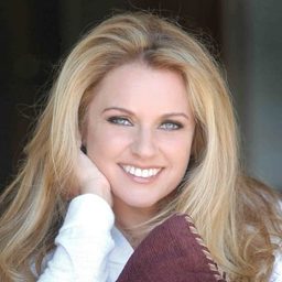 Gail Harris - A Doggone Christmas演員 飾演Mother on Train