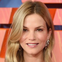 施維亞荷克絲 飾演 Ana