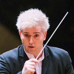 Dan Ettinger 飾演 Conductor