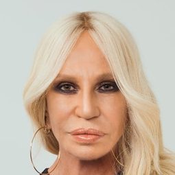 Donatella Versace 飾演 