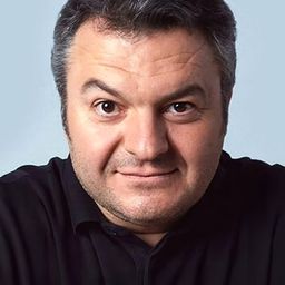 查葛拉·左洛姆魯 飾演 Semih