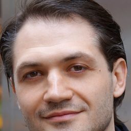 Roman Blat 飾演 Viktor