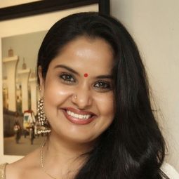 普菈賈西 飾演 Lokeshwari, Vibha's mother