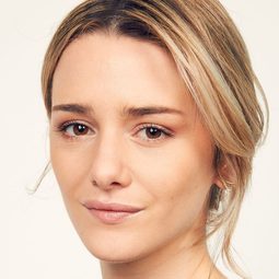 艾迪生·提姆林 飾演 Colleen Stan