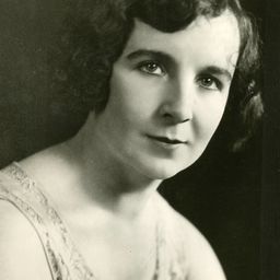 Eileen Crowe 飾演 Mrs. Elizabeth Playfair