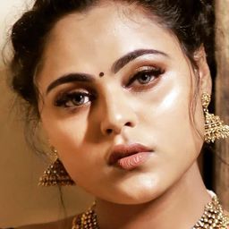 文希·阿洛秀斯 飾演 Smruthy