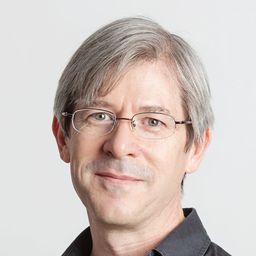 達西·帕奎特 飾演 Foreign Reporter