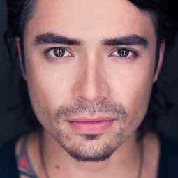 Adam Saunders 飾演 Esparto