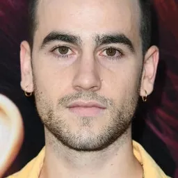 艾力克斯·莫納 飾演 Adrián