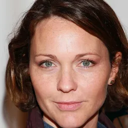 Kelli Williams 飾演 Kelli