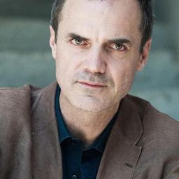 Emmanuel Gayet 飾演 Le médecin de garde