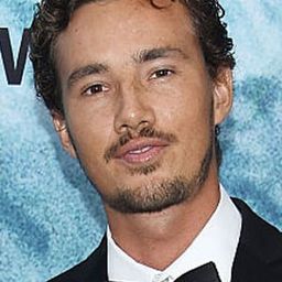 安吉洛·喬蘇·羅札諾·科佐 飾演 Surfer 1