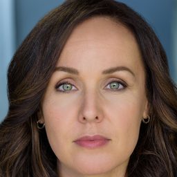 Jennifer Bonner 飾演 Debbie