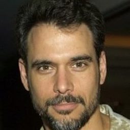 Robert Kelker-Kelly 飾演 Trent