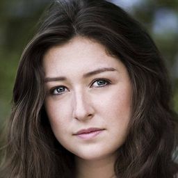 Kiara Beltran 飾演 Charon VI